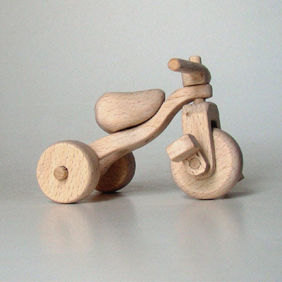 木の三輪車